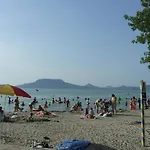Haziallatbarat Mandula Haz Koezpontjanal *