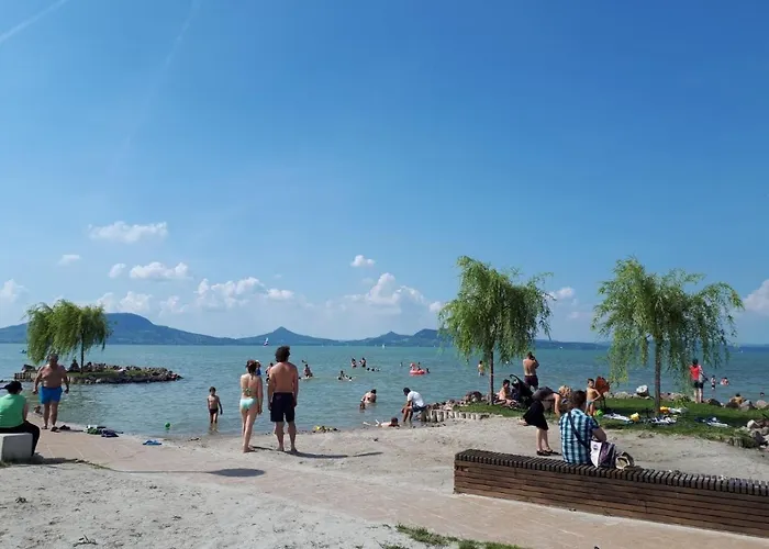 Haziallatbarat Mandula Haz Koezpontjanal * Fonyód